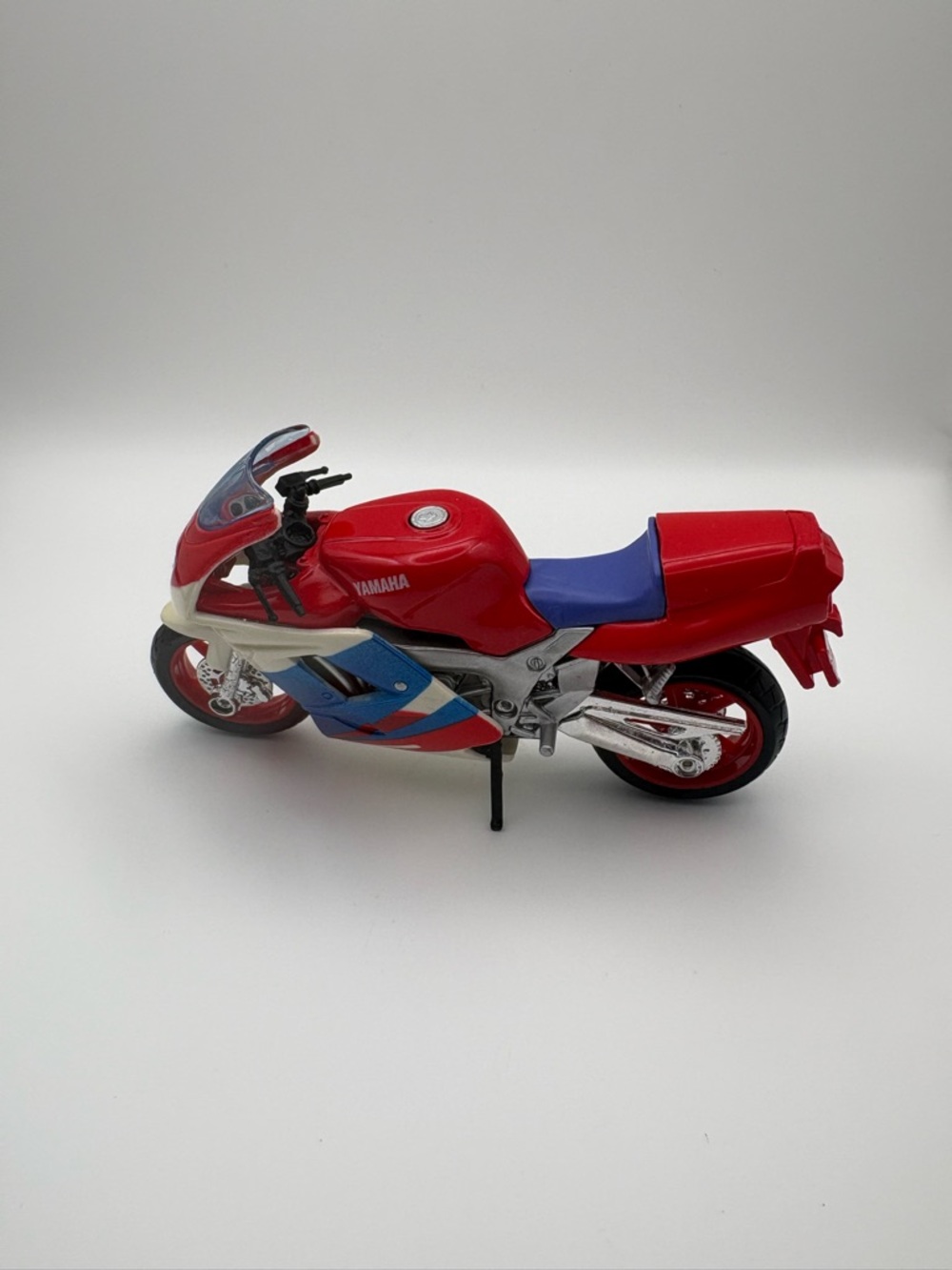 Maisto Special Edition Yamaha‎ FZR 600R Diecast Model Motorcycle Red White Blue